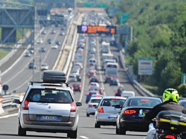 Code in autostrada tra Firenze sud e Incisa dovute al traffico intenso dell'esodo estivo, 9 agosto 2014. ANSA/ MAURIZIO DEGL'INNOCENTI