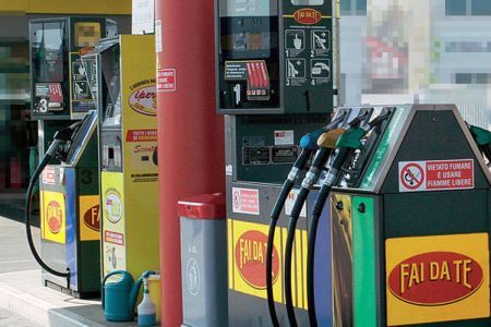 prezzo-benzina-costante-aumento